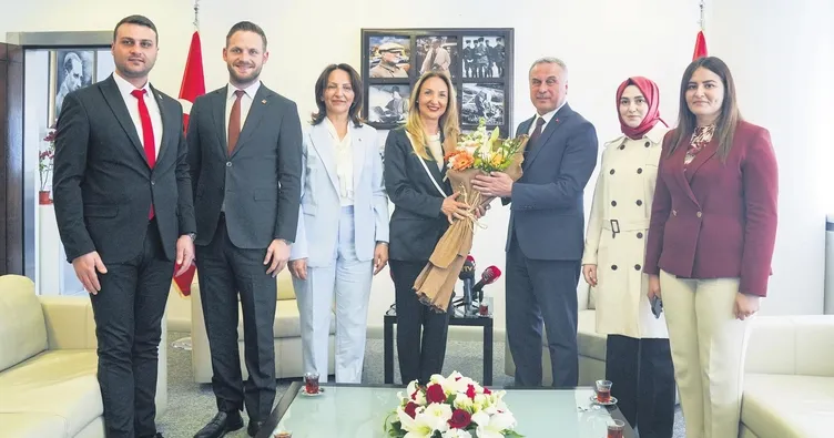 Siyasi partilerde bayram havası esti