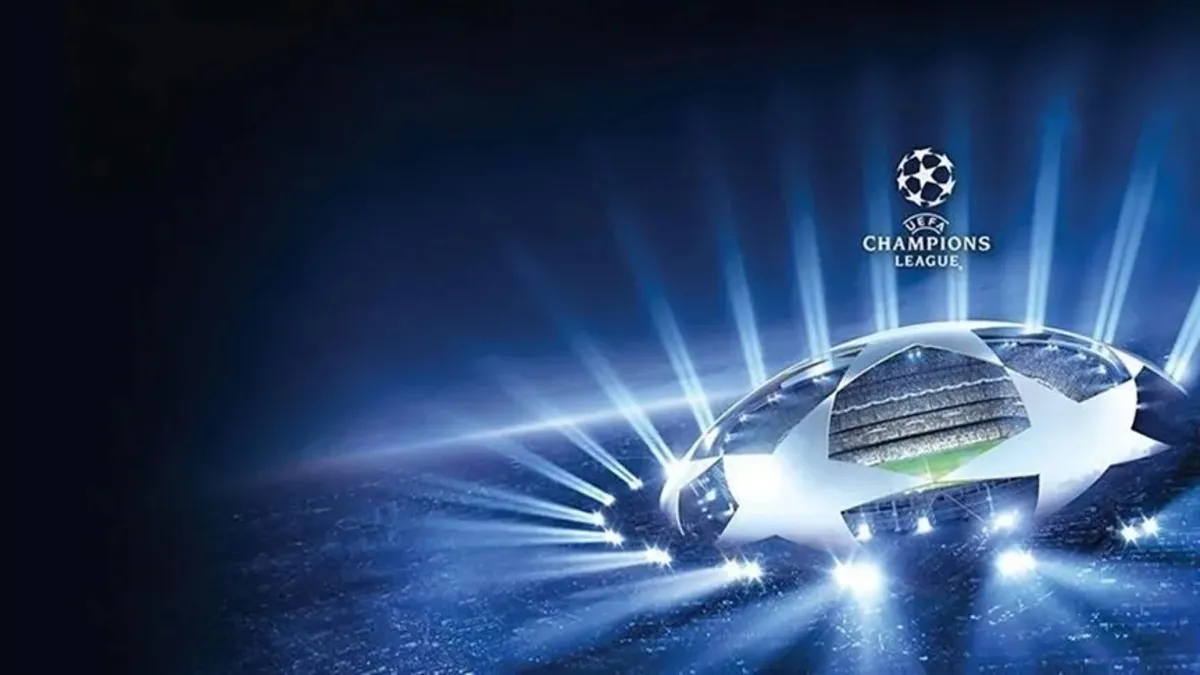 UEFA Şampiyonlar Ligi logosu ve futbol sahası