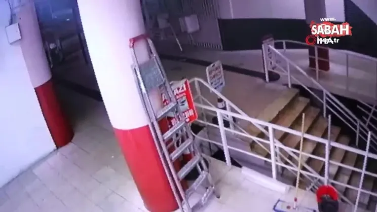 Saç tıraşını beğenmeyen şahıs berber kalfasını ve arkadaşını bıçakladı | Video