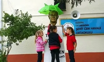 Minik öğrenciler, Atatürk ıslanmasın diye büstüne şemsiye tuttu