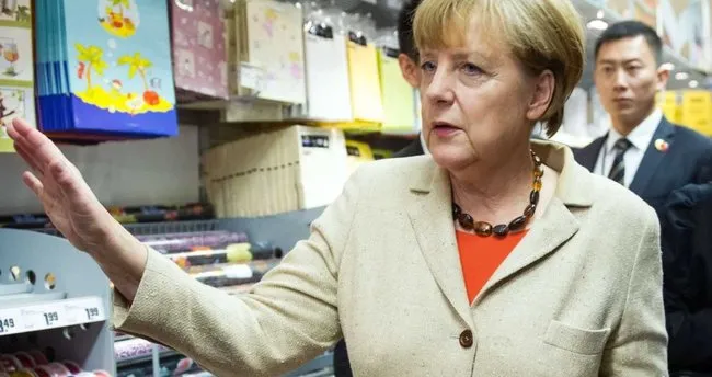 Merkel cüzdanını çaldırdı! Üstelik korumaları da yanındaydı