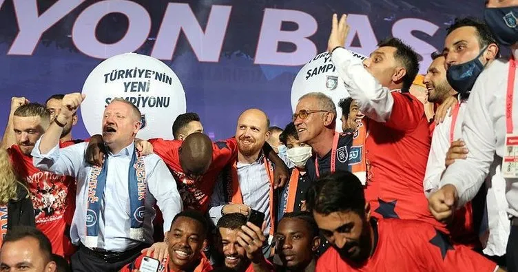 Bilal Erdoğan Başakşehir’in şampiyonluğunu sahada futbolcularla kutladı