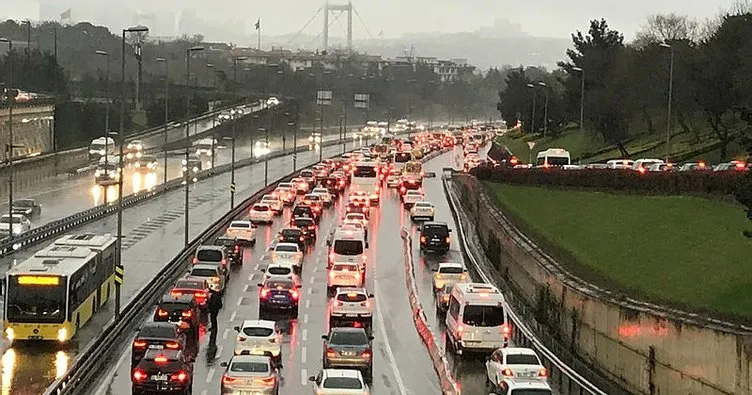 SON DAKİKA: Meteoroloji uyarmıştı: İstanbul’a yağmur yağdı! Trafik tıkandı vatandaş zor anlar yaşadı!