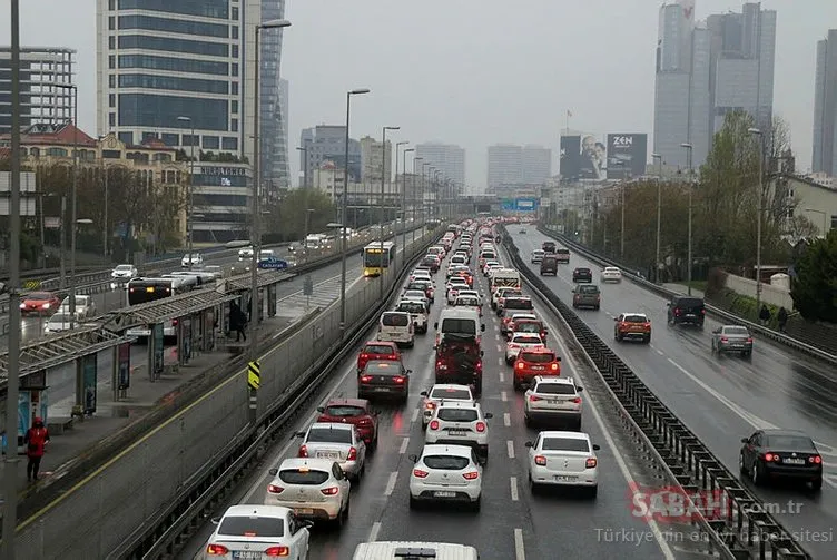 İstanbul’da uzun aradan sonra ilk kez trafik yoğunluğu yaşandı