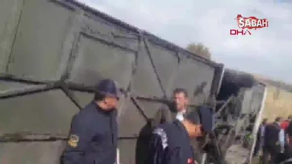 Afyonkarahisar'da turistleri taşıyan otobüs devrildi