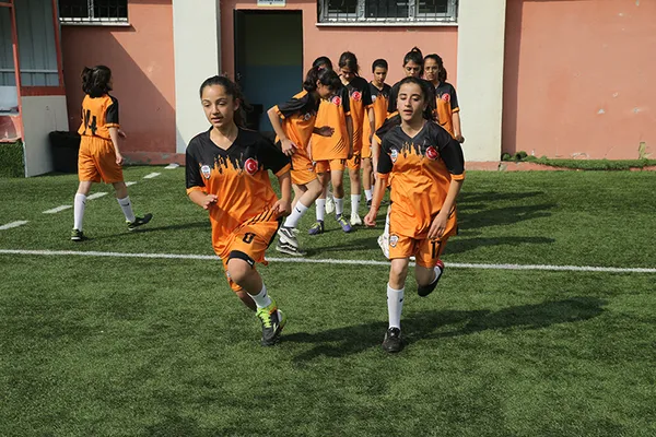 kiz-cocuklari-futbol-oynamaz-algisini-boyle-yerle-bir-ettiler-iste-ilham-kaynagi-o-goruntuler-1733896105931.jpg
