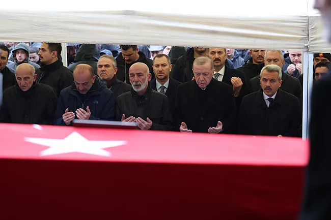baskan-erdogan-kibris-gazisi-muhammet-karslinin-cenaze-torenine-katildi-1736074709309.jpeg