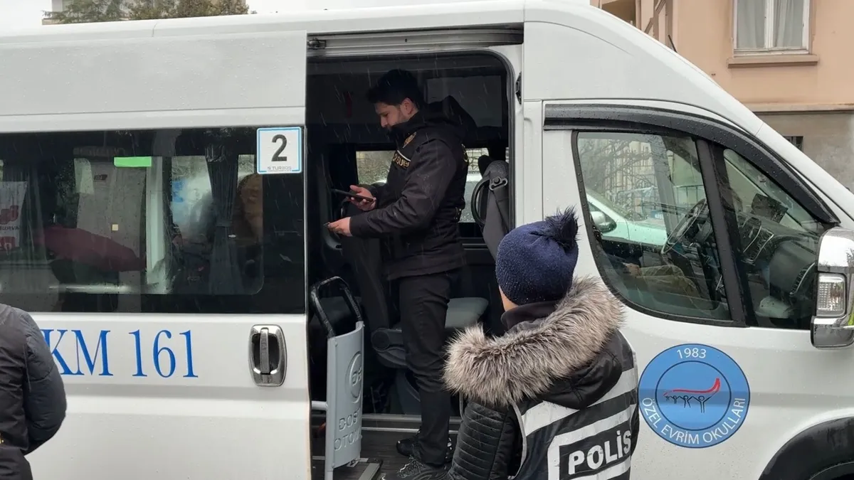 İstanbul’da okul çevrelerinde sıkı denetim yapıldı İstanbul’da okul çevrelerinde sıkı denetim yapıldı