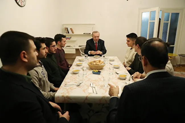 baskan-erdogan-iftarda-ogrenci-evine-misafir-oldu-1649440887456.jpg