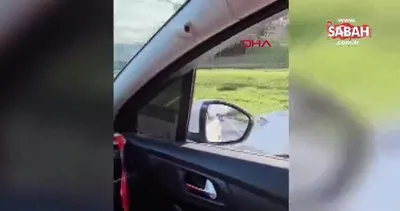 Öfkeli sürücü TEM’de yolunu kestiği otomobilin camını yumrukladı | Video
