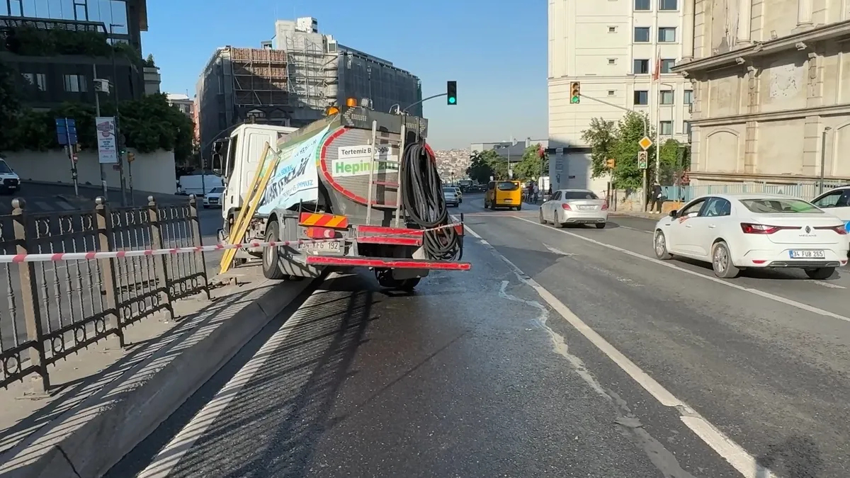 Beyoğlu'nda refüje çarpan belediye yol yıkama aracı