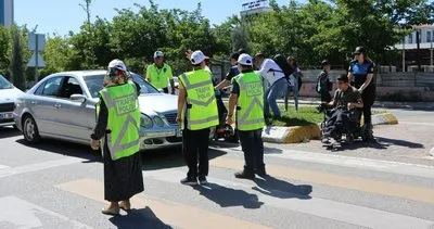 Şanlıurfa’da ’özel çocuklar’ trafik polisi olup sürücüleri uyardı