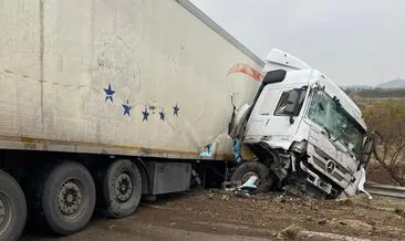 Otoyolda kontrolden çıkan TIR kaza yaptı: 1 kişi yaralandı #adana