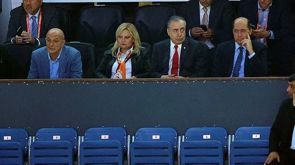 Fatih Terim tezahüratlara ayağa kalkarak karşılık verdi