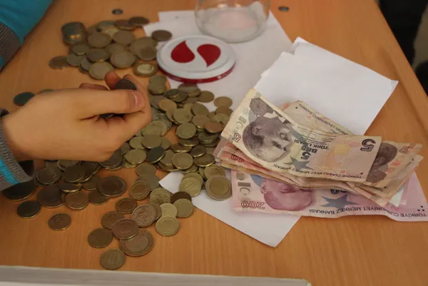 kendi-kucuk-ama-kalbi-kocaman-allah-bana-daha-fazlasini-verir-diyerek-harcliklarini-depremzedelere-bagisladi-1677048566909.jpg