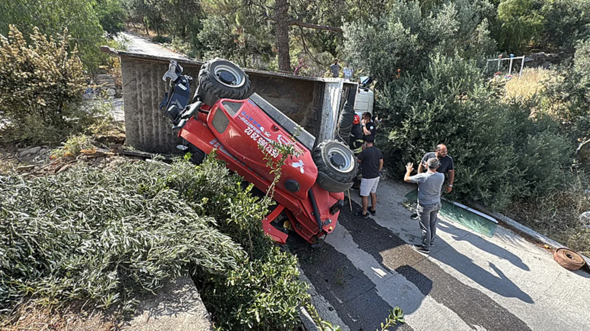 Muğla’da iş makinesi taşıyan kamyon devrildi: 3 yaralı