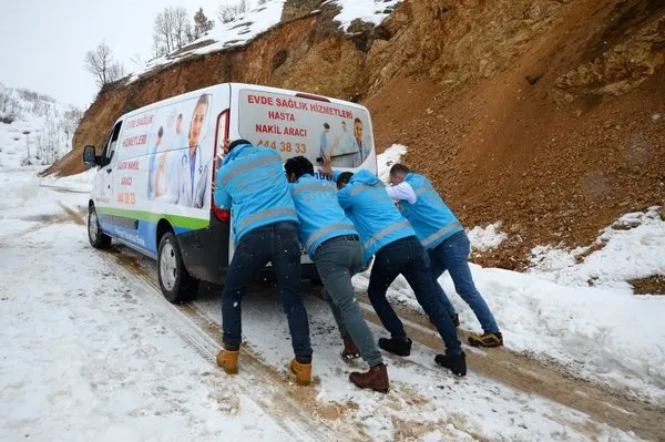 Karlı yolları aşıp hastalara şifa götürüyorlar