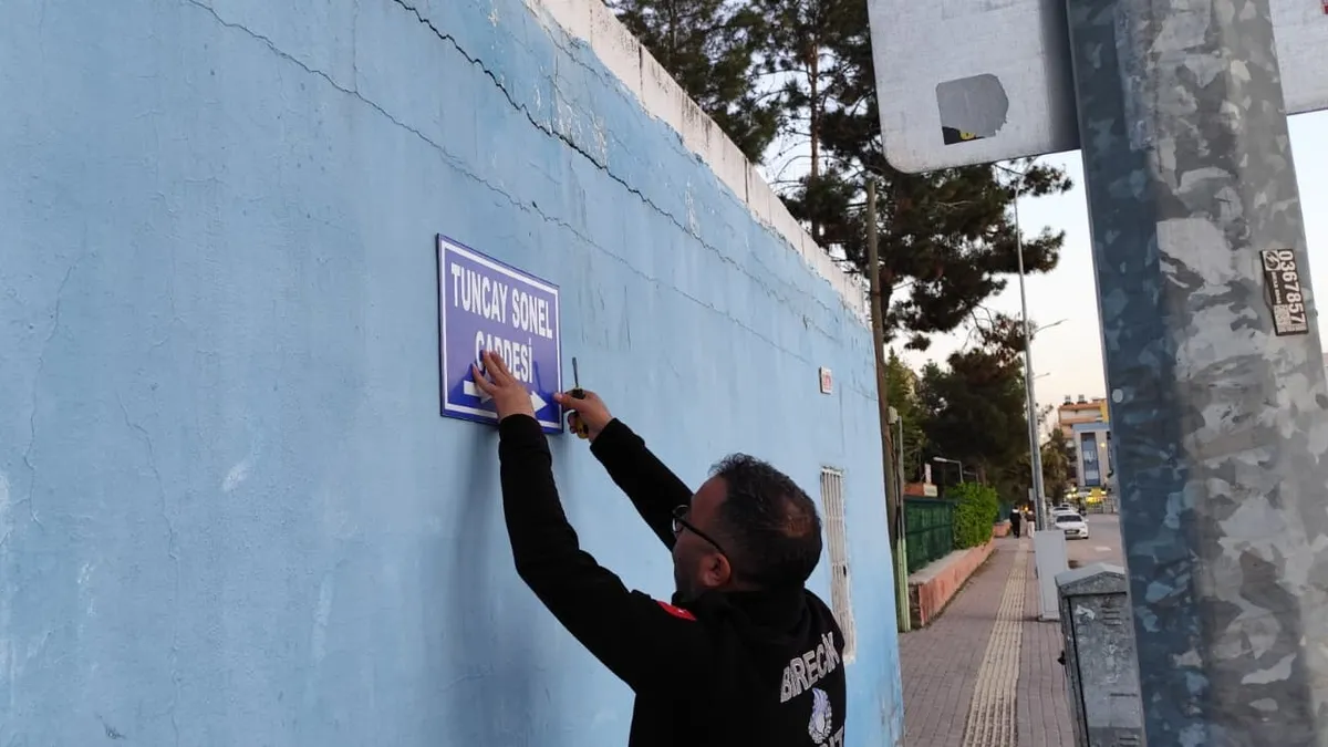 Birecik’te Tuncay Sonel’in adının verildiği cadde tabelası söküldü Birecik’te Tuncay Sonel’in adının verildiği cadde tabelası söküldü
