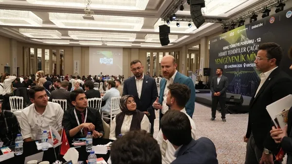 12-genc-turkiye-forumu-bilal-erdogan-ve-ibrahim-kalinin-katilimiyla-kayseride-yapildi-bilal-erdogan-gencler-ar-1780776869894.jpg