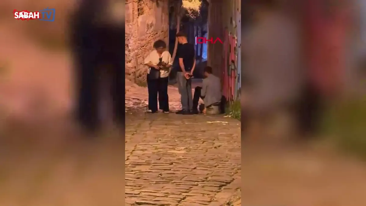 Galata’da ‘fırça düşürme’ bahanesiyle para istedikleri turist kadını yoldan geçen diğer turistler kurtardı | Video videosunu izle Galata’da ‘fırça düşürme’ bahanesiyle para istedikleri turist kadını yoldan geçen diğer turistler kurtardı | Video videosunu izle