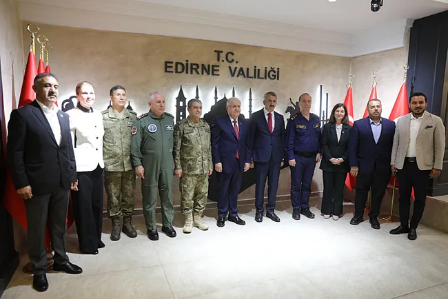 milli-savunma-bakani-guler-edirne-valiligini-ziyaret-etti-1779816402572.jpg