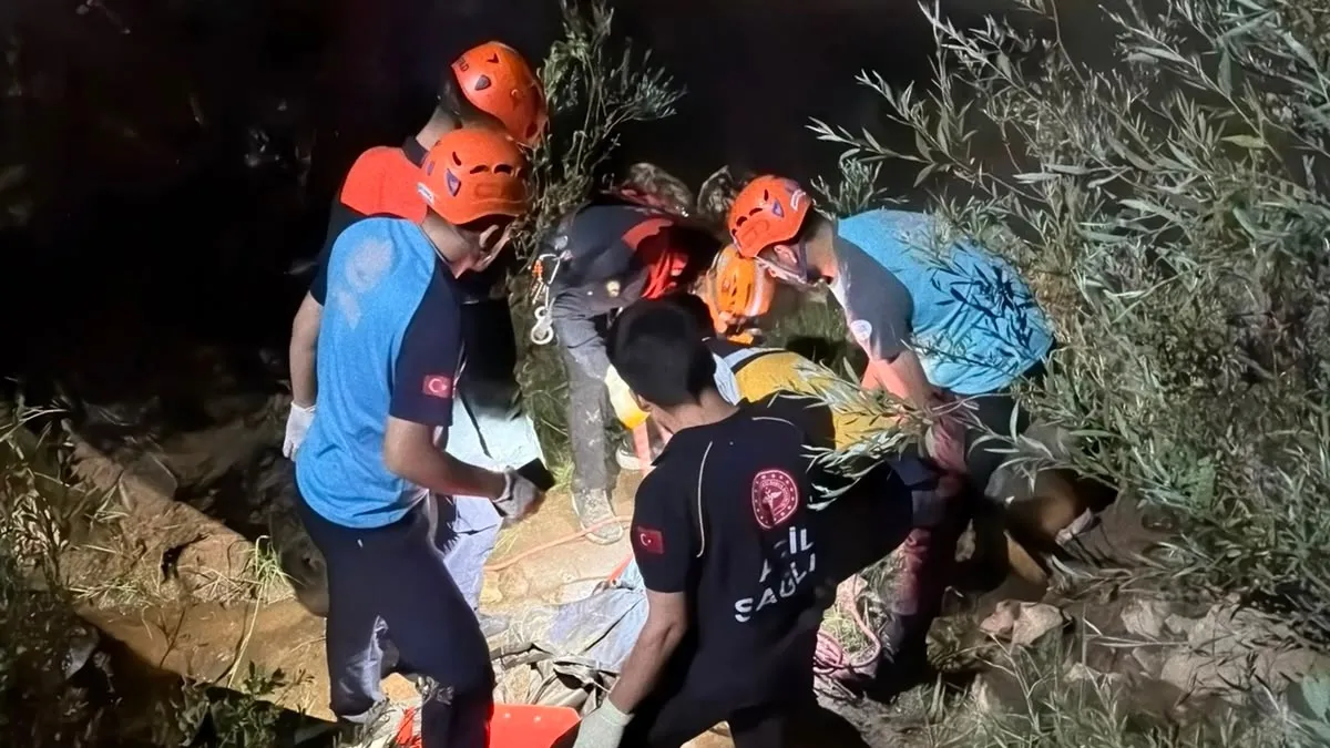 Bingöl'ün Yedisu ilçesinde kaza yapan otomobilin kurtarılma çalışmaları.