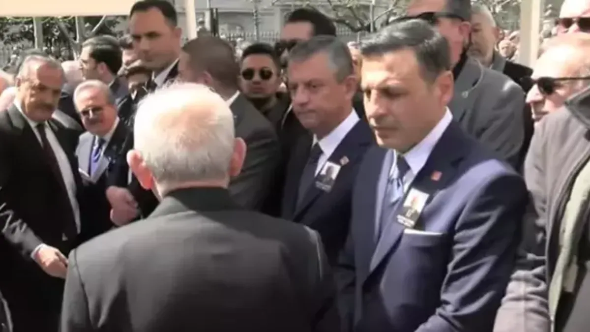 Hüsamettin Cindoruk’un cenaze törenine damga vuran anlar! Kemal Kılıçdaroğlu, Özgür Özel’e selam bile vermedi Hüsamettin Cindoruk’un cenaze törenine damga vuran anlar! Kemal Kılıçdaroğlu, Özgür Özel’e selam bile vermedi