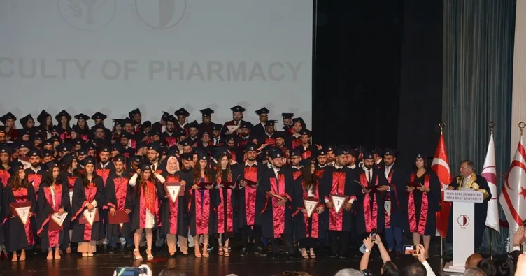 Mezun oldular keplerini giydiler