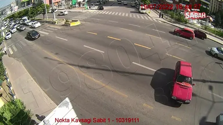 Vali Tekbıyıkoğlu, araç yangınına müdahele etti | Video