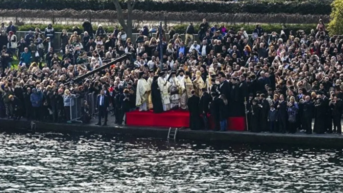 Haliç’te denizden haç çıkarma töreni düzenlendi Haliç’te denizden haç çıkarma töreni düzenlendi