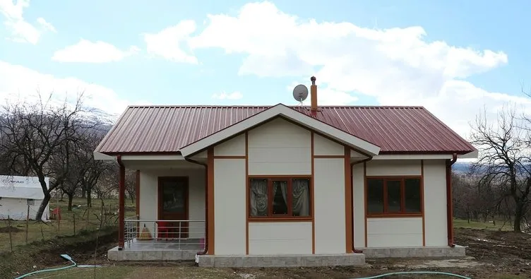 Depremden etkilenen Çevrimtaş köyünde yapılan evlerden ilki sahibine teslim edildi