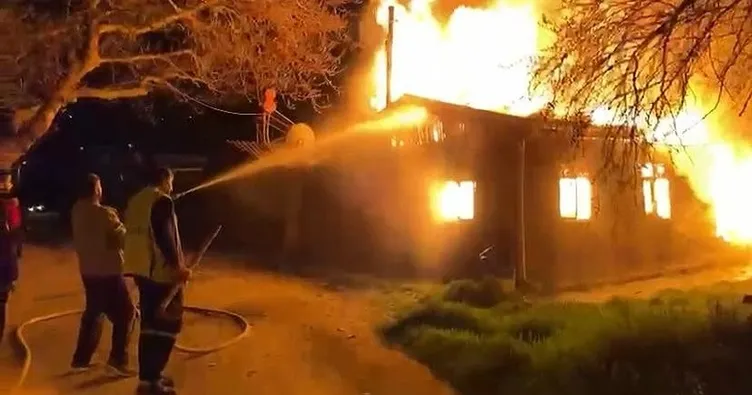 Bursa’da 18 ahşap ev alev alev yandı