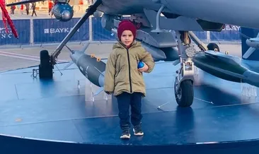 TEKNOFEST’te çocuklar uçaklara dokunuyor