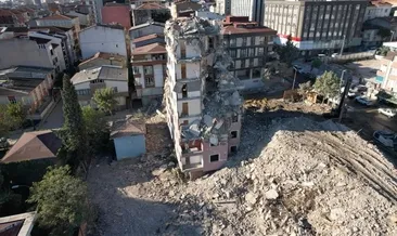 Küçükçekmece’de kendiliğinden yıkılan bina havadan görüntülendi