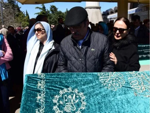 Ünlü oyuncu Şevket Altuğ yıllar sonra Dursun Ali Sarıoğlu’nun cenazesinde görüntülendi