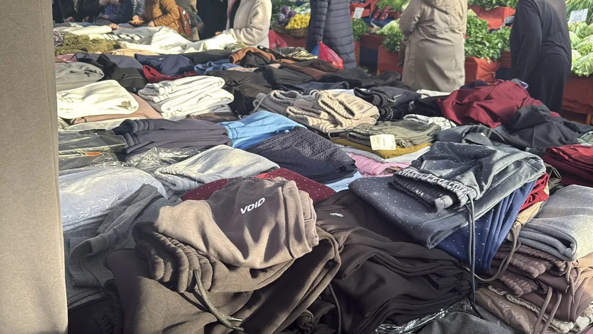 Sarıyer’de pazarda akılalmaz olay: Eşofman çalan çocuğu iple bağladı! O anları kameraya kaydettiler Sarıyer’de pazarda akılalmaz olay: Eşofman çalan çocuğu iple bağladı! O anları kameraya kaydettiler