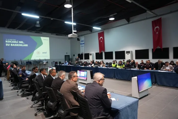 turuncu-kodun-verildigi-kocaelide-saganak-bilancosu-aciklandikocaelide-saganakta-5-bin-142-ihbar-alindi-267-ki-1792143331023.jpg