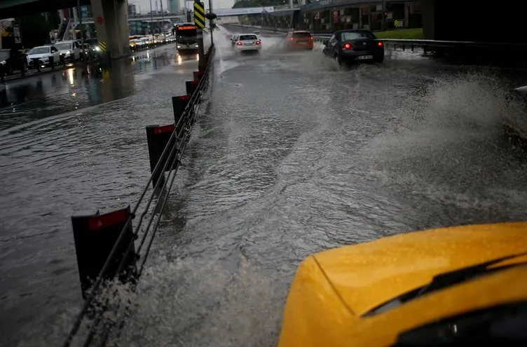 İstanbul’da kuvvetli yağış su taşkınlarına neden oldu