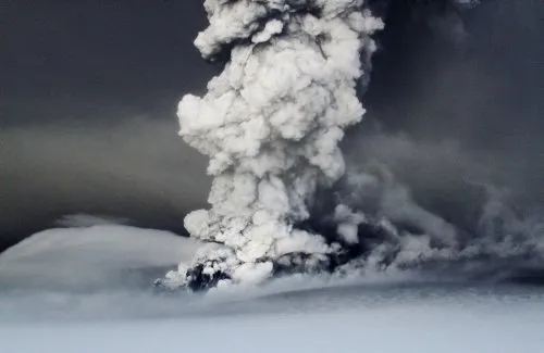 İzlanda’nın en aktif volkanı Grimsvötn patladı