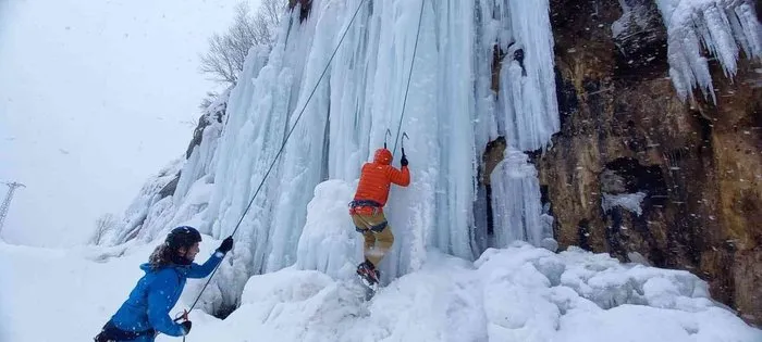 Buz tutmuş şelaleye tırmandılar