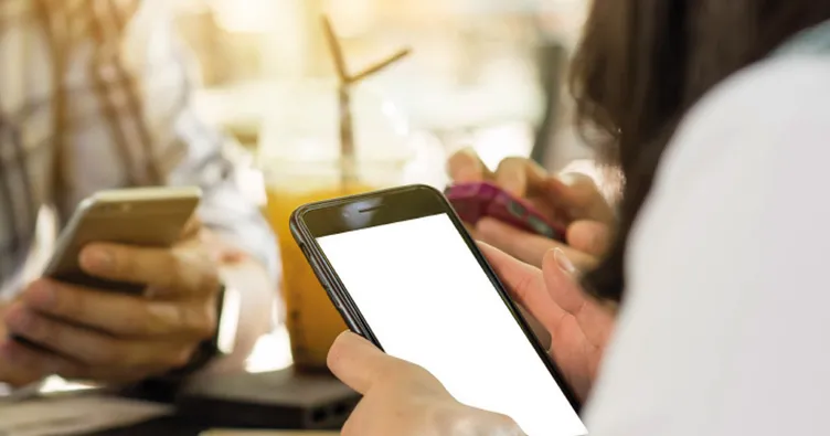 Türkiye akıllı telefonlarla uyuyup kalkıyor