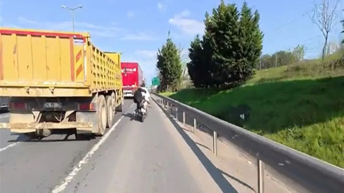 Ataşehir TEM Otoyolu’nda dehşet anları! Motosiklette saç saça baş başa kavga ölümle bitiyordu: O anlar kamera kaydında… Ataşehir TEM Otoyolu’nda dehşet anları! Motosiklette saç saça baş başa kavga ölümle bitiyordu: O anlar kamera kaydında…