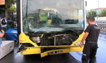 Üsküdar’da İETT otobüsü aydınlatma direğine çarptı!