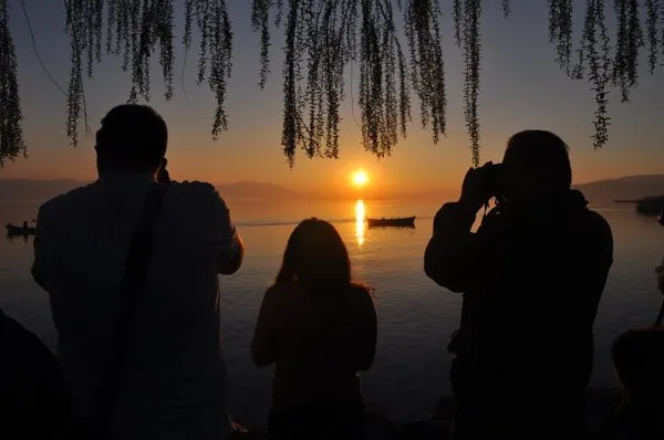 İznik'te güneşin suya kavuştuğu an görüntülendi