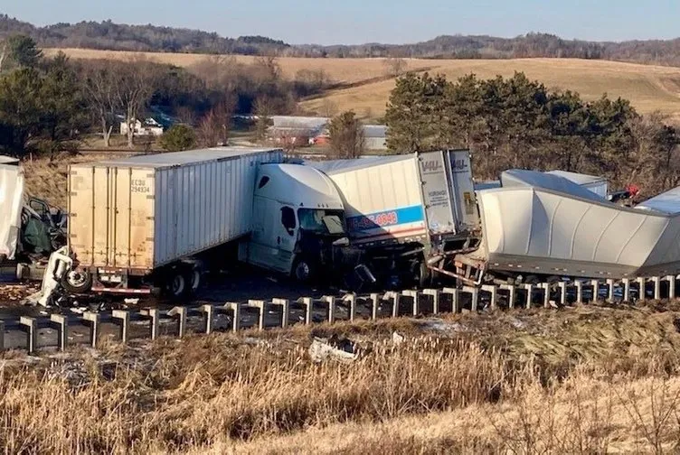 ABD’de yol buz pistine döndü: 40 araç birbirine girdi
