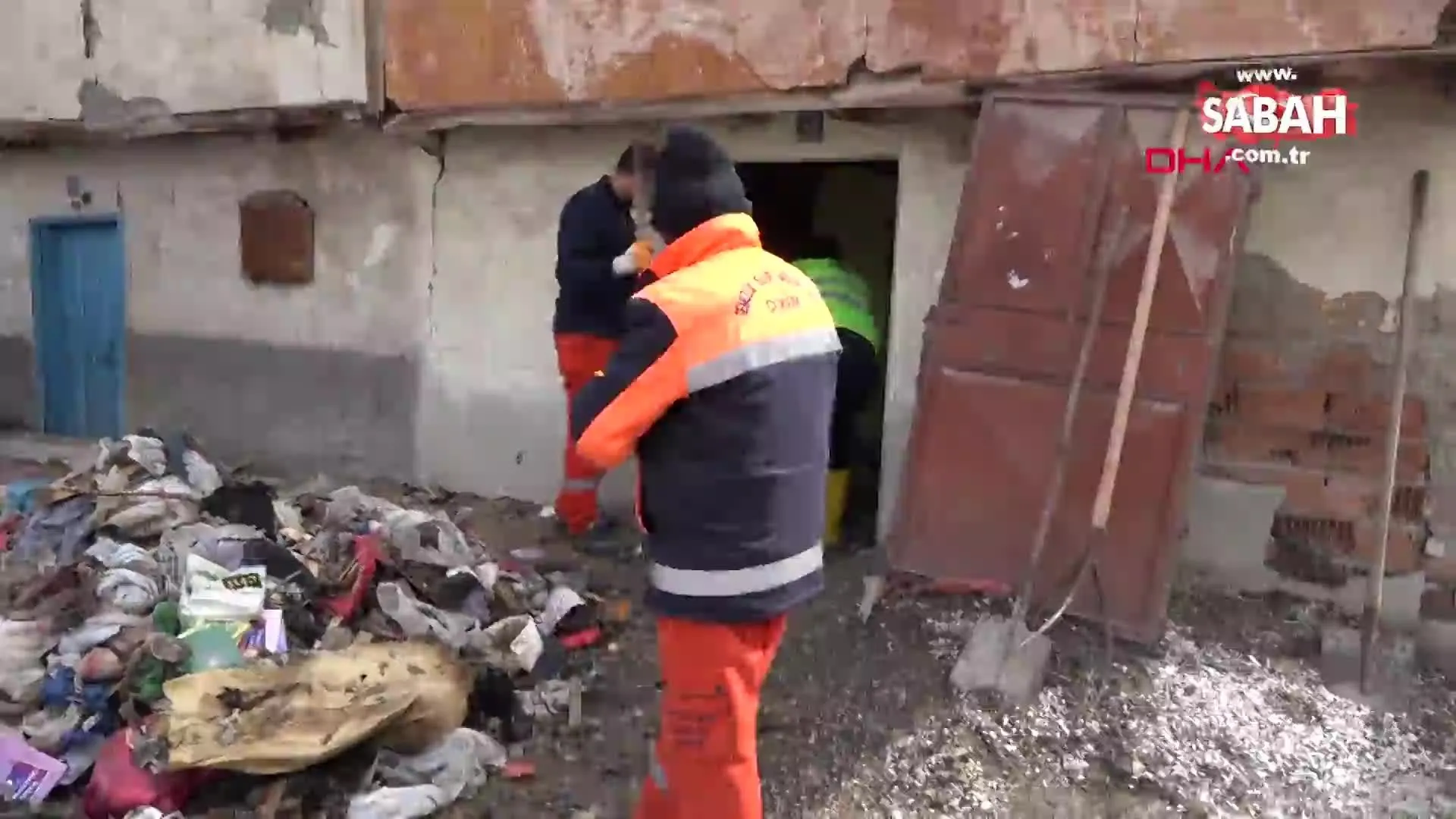 corum da cop evdeki fareleri gorunce kacan temizlik iscileri kamerada videosunu izle son dakika haberleri