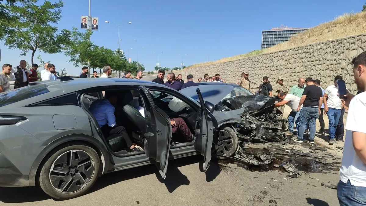 Şırnak'ta meydana gelen trafik kazasında araçlar hurdaya döndü.