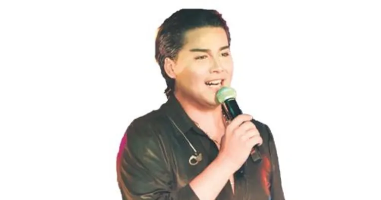 Genç şarkıcı sahnede