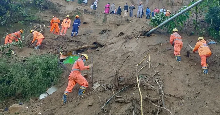 Hindistan’da otobüs heyelana kapıldı: Yolcular toprak altında kaldı