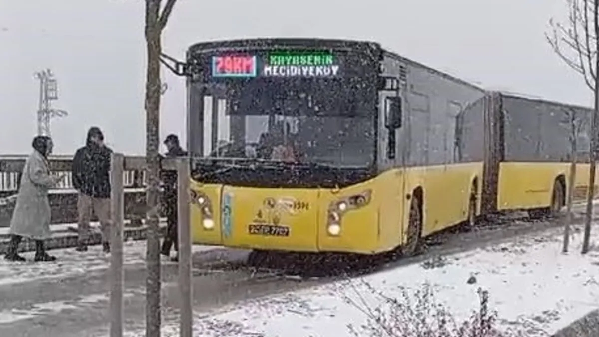 İstanbul’da kar yağışı başladı: Arnavutköy’de İETT otobüsü yolda kaldı İstanbul’da kar yağışı başladı: Arnavutköy’de İETT otobüsü yolda kaldı